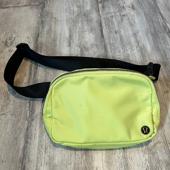 Lululemon Everywhere Belt Bag in Lemon Vibe, 1L Size - Picture 1 of 11